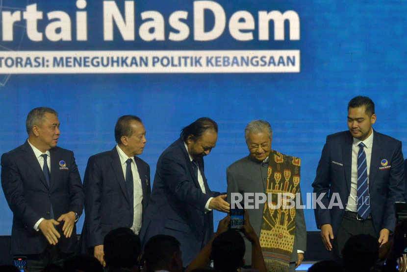Ketua Umum Partai Nasdem Surya Paloh (tiga kiri) mendampingi Mantan Perdana Menteri Malaysia Mahathir Mohamad menuruni panggung usai memberikan kuliah umum dalam Rakernas Partai Nasdem  di Jakarta Convention Center (JCC) Senayan, Jakarta, Jumat (17/6/2022). Dalam kesempatan tersebut Mahathir membicarakan soal kepemimpinan nasional, yang salah satunya adalah seorang pemimpin harus memperhatikan rakyat.
