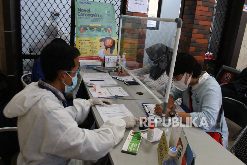 Petugas medis memberikan layanan tes diagnostik cepat (rapid test) antigen di Stasiun Kotabaru, Malang, Jawa Timur. 