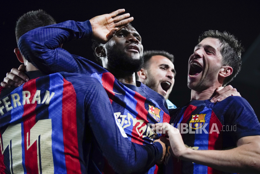 Pemain  Barcelona Franck Kessie (tengah) melakukan selebrasi dengan rekan setimnya setelah mencetak gol dalam sebuah laga La Liga. Pekan ini, Barcelona bisa meraih gelar La Liga jika bisa mengalahkan tuan rumah Espanyol. (ilustrasi)