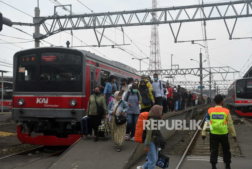 Sejumlah penumpang turun dari gerbong Kereta Rel Listrik (KRL) Commuterline Jabodetabek di Stasiun Bogor, Jawa Barat, Kamis (27/4/2023). PT KAI Commuter Indonesia (KCI) akan menambah jumlah perjalanan KRL mulai 1 Juni 2023.