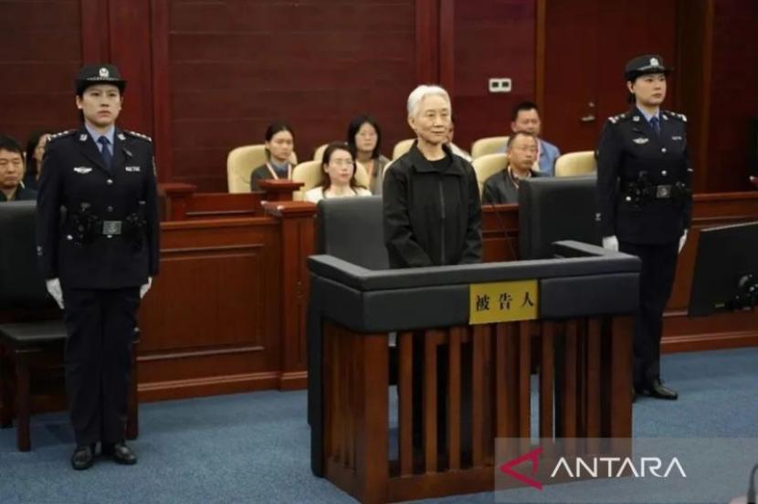 Eks petinggi badan penasihat China dihukum seumur hidup karena suap.