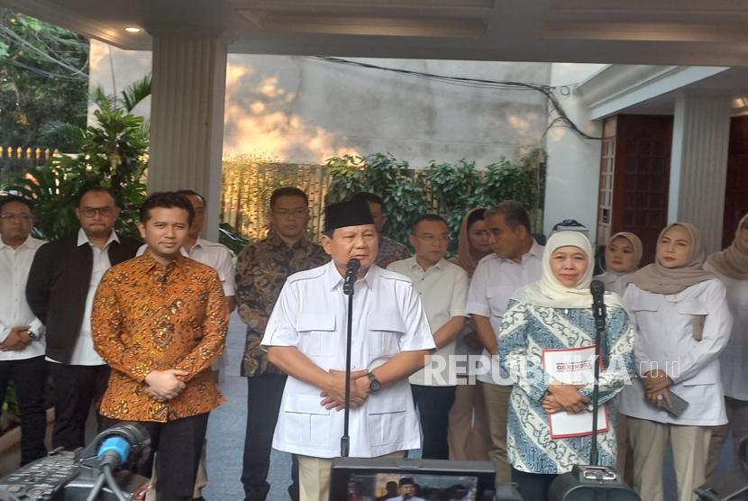 Presiden terpilih Prabowo Subianto memberikan keterangan terkait kedatangan Khofifah Indar Parawansa dan Emil Elestianto Darkad di kediamannya, Jalan Kertanegara, Jakarta Selatan, Jumat (7/6/2024). 