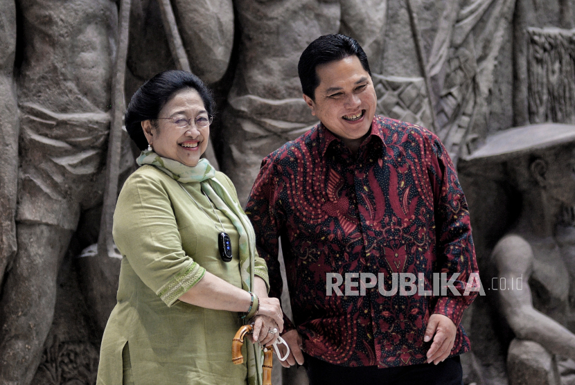 Presiden Ke-5 RI yang juga Ketum PDI Perjuangan Megawati Soekarnoputri (kiri) berbincang bersama Menteri BUMN Erick Thohir (kanan) saat melihat relief di Gedung Sarinah, Jakarta, Senin (13/6/2022). Dalam kunjungan tersebut, Megawati Soekarnoputri mengunjungi ruang Ir. Soekarno yang saat ini digunakan sebagai galeri seni di lantai 6 serta lokasi penemuan relief di lantai dasar dari pusat perbelanjaan pertama di Indonesia tersebut. Republika/Thoudy Badai