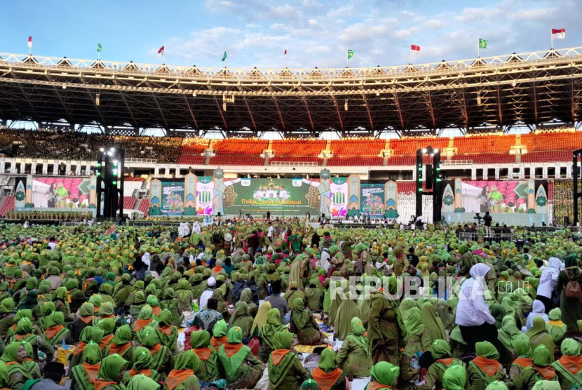 Muslimat Nahdlatul Ulama (NU) during its 78th birthday (harlah) commemoration at Gelora Bung Karno Stadium (GBK), Central Jakarta on Saturday (20/1/2024). This event was attended by 150,000 NU Muslims from home and abroad as well as citizens of NU, ANSOR, Fatayat NU, PERGUNU, and elements of Banom, lajnah and other NU institutions.
