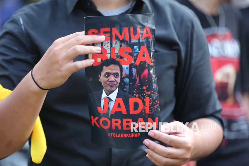 Mahasiswa bersama koalisi masyarakat sipil menggelar aksi tolak revisi Rancangan Kitab Undang-Undang Hukum Acara Pidana (RKUHAP) di Gerbang Pancasila, Kompleks Parlemen, Senayan, Jakarta, Selasa (22/7/2025). Aksi ini dilakukan sebagai bentuk penolakan terhadap RKUHAP yang dinilai berpotensi merugikan rakyat. RKUHAP kerap menuai kritik karena dinilai bermasalah, baik dari sisi substansi maupun proses pembahasannya. Selain itu mereka menyerukan penundaan pengesahan RKUHAP dan pembukaan ruang dialog partisipatif yang melibatkan publik secara luas dan transparan.