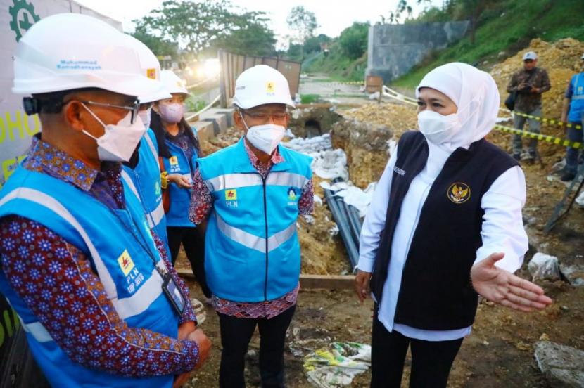 Gubernur Jawa Timur Khofifah Indar Parawansa saat meninjau pemasangan SKTT. (Foto: Humas Pemprov Jatim)