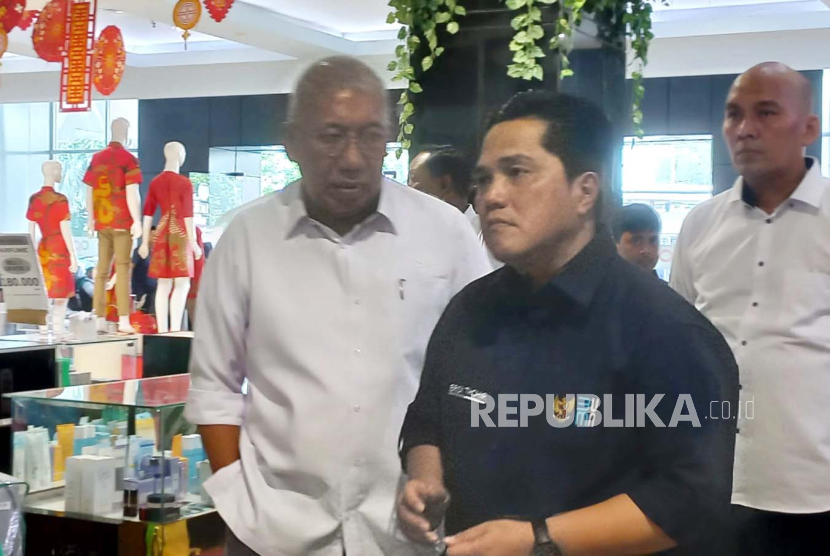 Menteri BUMN Erick Thohir dan Direktur Utama Bulog Bayu Krisnamurthi meninjau ketersediaan beras di Ramayana Klender, Jakarta Timur, Senin (12/2/2024).