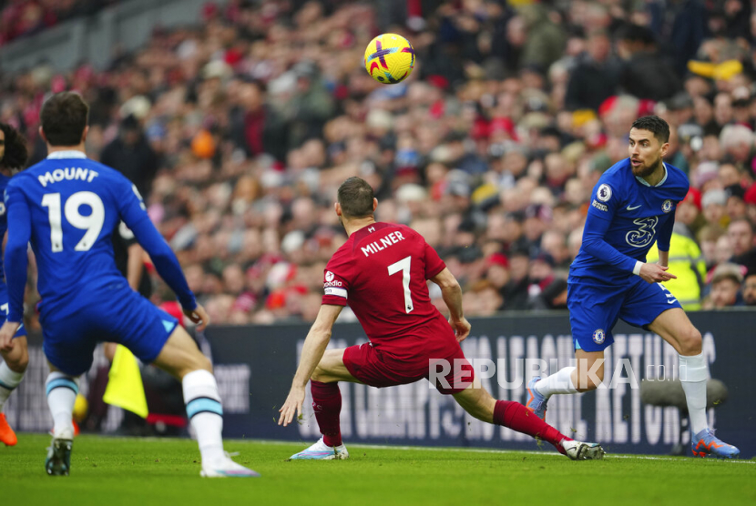  Jorginho mengoper bola di sebelah James Milner pada pertandingan sepak bola Liga Premier Inggris antara Liverpool dan Chelsea di stadion Anfield di Liverpool, Inggris,Sabtu (21/1/2023).
