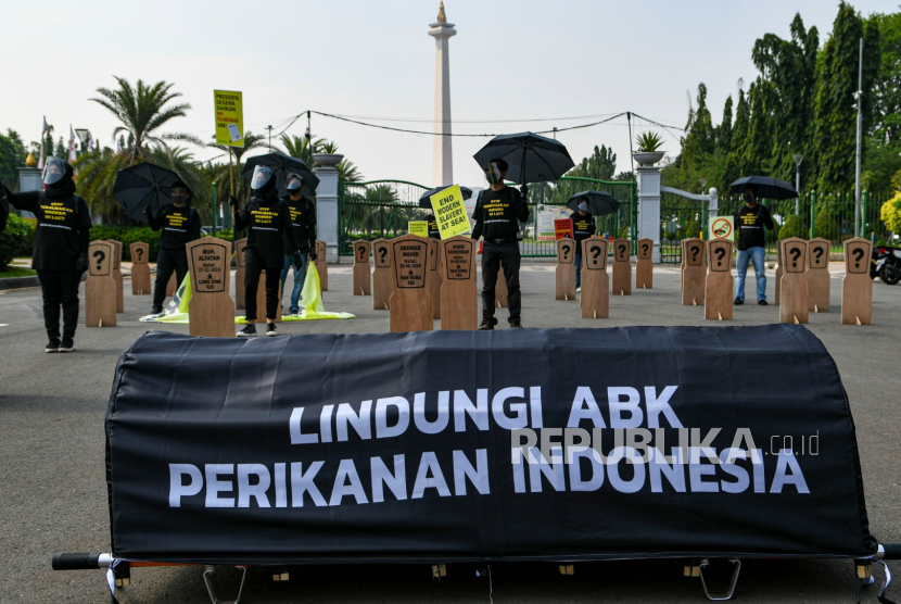 Aktivis buruh menggelar aksi di depan Istana Merdeka, Jakarta Pusat. Mereka menuntut Presiden Joko Widodo untuk memberi perlindungan anak buah kapal (ABK) asal Indonesia yang bekerja di kapal berbendera asing, yang diperlakukan tidak manusiawi (ilustrasi).