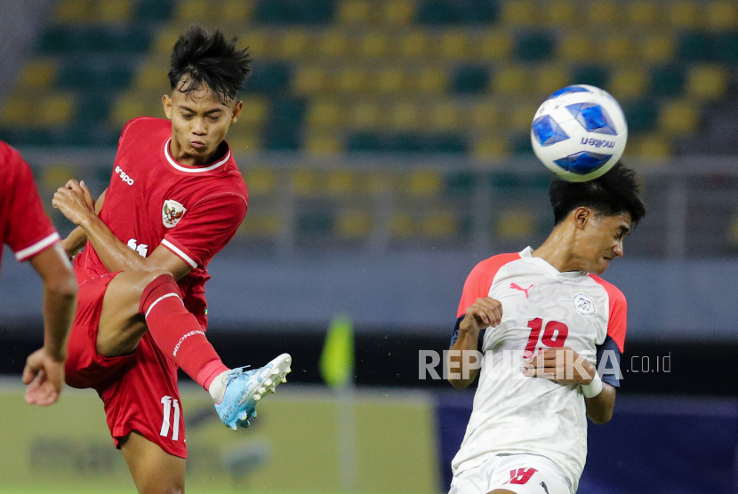 Pesepak bola Timnas Indonesia Riski Afrisal (kiri) menendang bola dan beruapaya dihalau pesepak bola Timnas Filipina Saut Cyrelle James Medez dalam pertandingan penyisihan Grup A Piala ASEAN U-19 Boys Championship atau AFF U-19 di Stadion Gelora Bung Tomo, Surabaya, Jawa Timur, Rabu (17/7/2024). Indonesia U-19 mengalahkan Filipina dengan skor 6-0. 