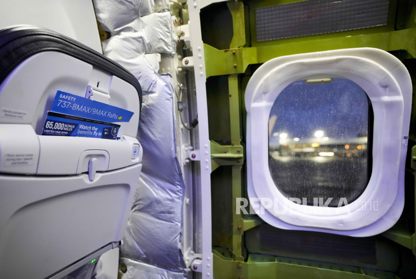  Bagian pintu pesawat Boeing 737 Max 9 Alaska Airlines yang copot. Maskapai dinilai perlu menyediakan car seat di pesawat pasca insiden Alaska Airlines.
