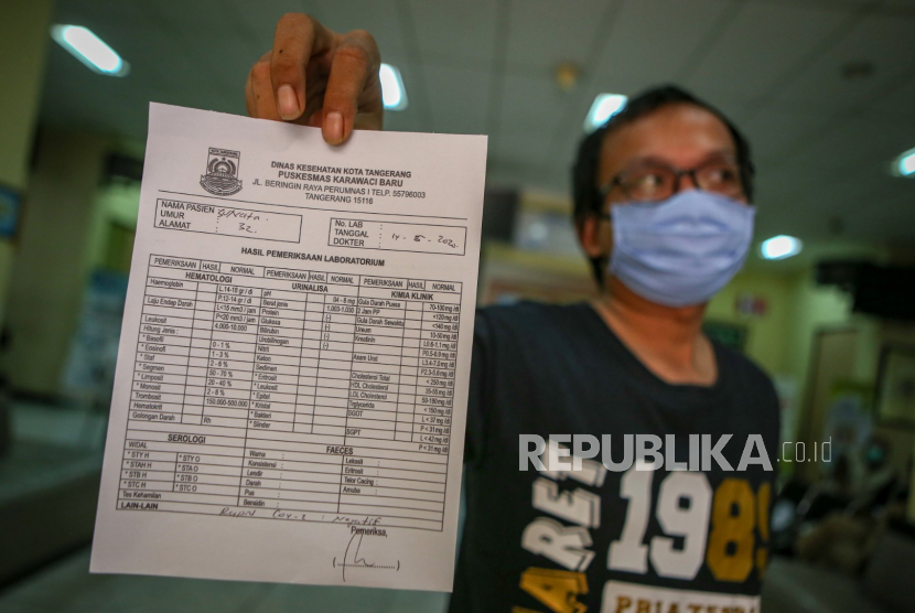 Warga menunjukkan surat hasil pemeriksaan cepat Covid-19. Provinsi Lampung masih membuka layanan pengurusan surat keterangan sehat hingga Rabu (20/5) mendatang.
