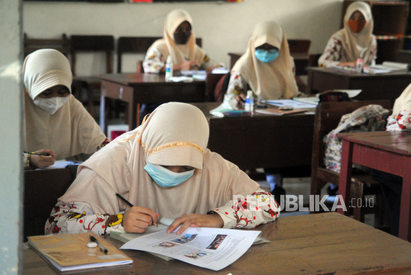 Sejumlah siswa memakai masker saat simulasi Pembelajaran Tatap Muka (PTM) Terbatas di SMPN 5, Kota Bogor, Jawa Barat, Selasa (28/9/2021). (Ilustrasi)