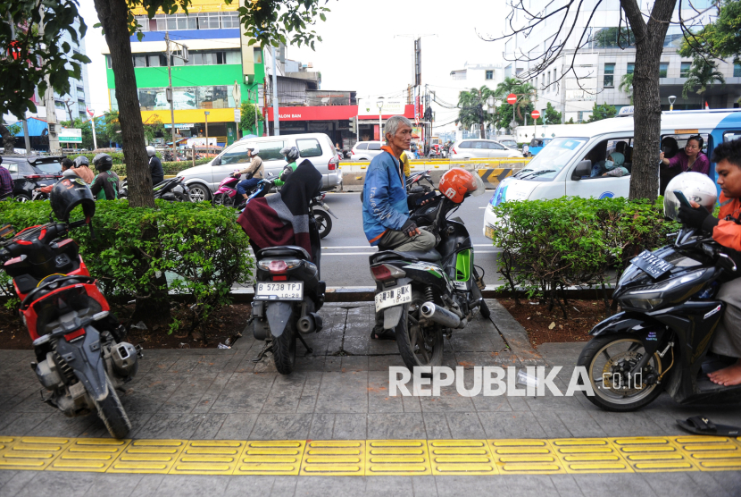Sejumlah motor terparkir di Trotoar Kawasan Salemba, Jakarta, Selasa (24/6/2025). Trotoar yang seharusnya menjadi ruang aman bagi pejalan kaki kerap dialihfungsikan menjadi tempat naik turun penumpang, parkir, atau lapak PKL. Kondisi ini mengganggu kenyamanan dan keselamatan pejalan kaki serta melanggar aturan yang berlaku. Gubernur DKI Jakarta Pramono Anung mengakui bahwa banyak trotoar di Jakarta masih belum layak dan perlu diperbaiki. Ia menegaskan bahwa perbaikan trotoar merupakan salah satu program dalam masa kepemimpinannya.