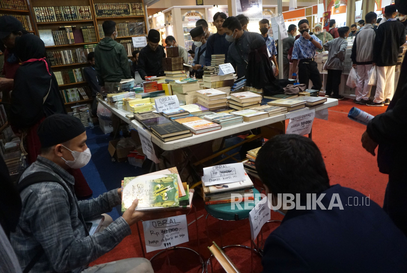 Pengunjung melihat koleksi buku yang dipamerkan pada ajang Islamic Book Fair (IBF) 2022 di Jakarta Convention Center, Ahad (7/8/2022). Pengunjung pameran buku Islamic Book Fair (IBF) 2022 pada hari terkahir tersebut terlihat cukup ramai. Sejumlah stand menawarkan diskon besar-besaran kepada pengunjung.Prayogi/Republika.