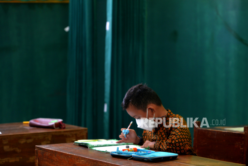 Siswa SD kelas 1 mengikuti pembelajaran tatap muka (PTM) di SD Masjid Syuhada, Yogyakarta, Rabu (2/2/2022). SD Masjid Syuhada memberlakukan kembali PTM 50 persen mulai Rabu (2/2/2022) sesuai dengan edaran pemerintah. Pemda DIY mengevaluasi penyelenggaraan Pembelajaran Tatap Muka (PTM) menjadi 50 persen usai adanya sekolah swasta yang siswanya positif Covid-19. Kasus positif Covid-19 ada penaikan di Yogyakarta dalam sepekan terakhir.