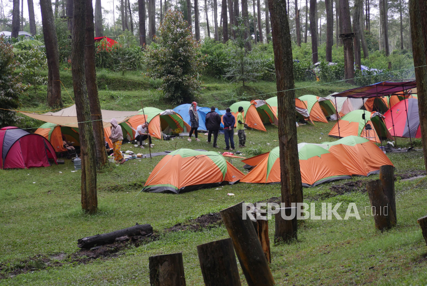 Suasana tempat wisata Camping Ground di kawasan Cikole, Kecamatan Lembang, Kabupaten Bandung Barat ramai pengunjung, Ahad (1/1/2023). Implementasi digitalisasi dinilai akan semakin memperkuat pemulihan industri pariwisata. 