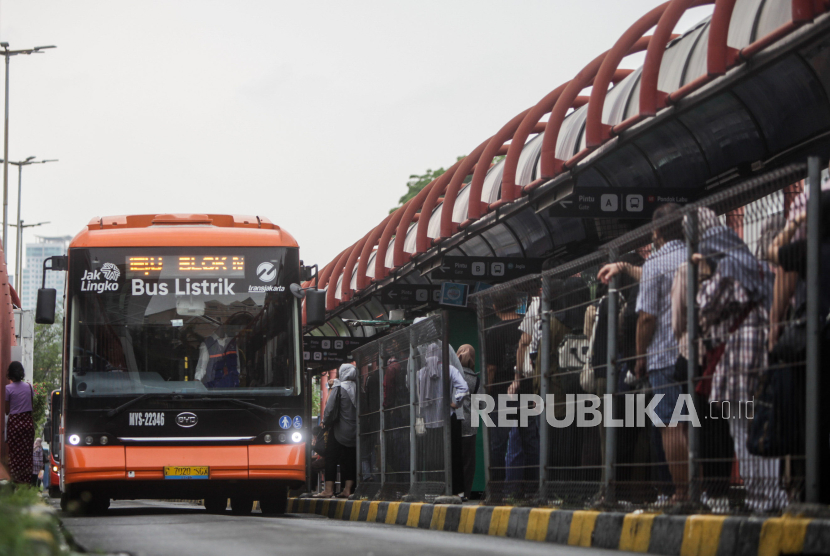 Bus Listrik Transjakarta saat akan mengangkut penumpang di Terminal Blok M, Kebayoran Baru, Jakarta Selatan, Rabu (22/11/2023). 