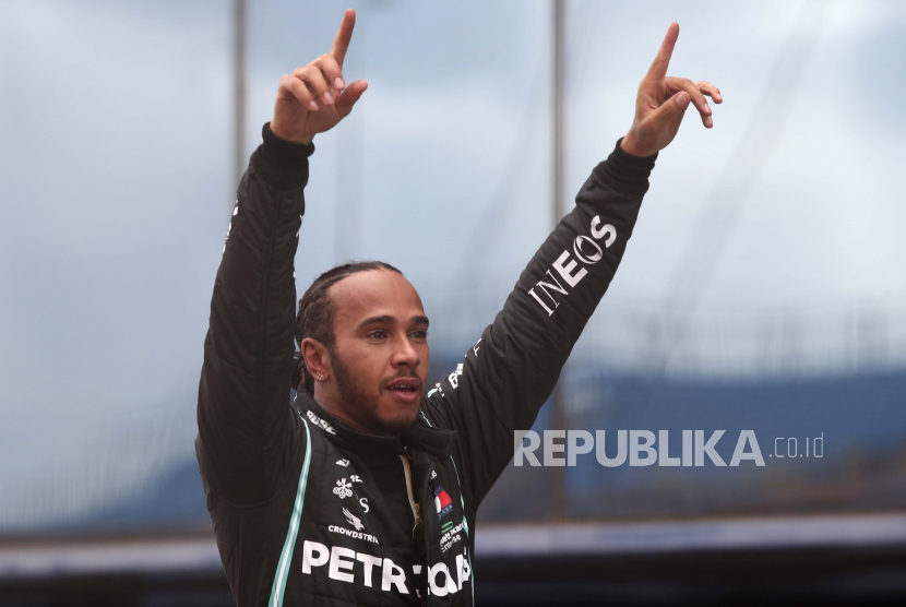 Pembalap Mercedes F1 Lewis Hamilton dari Inggris.