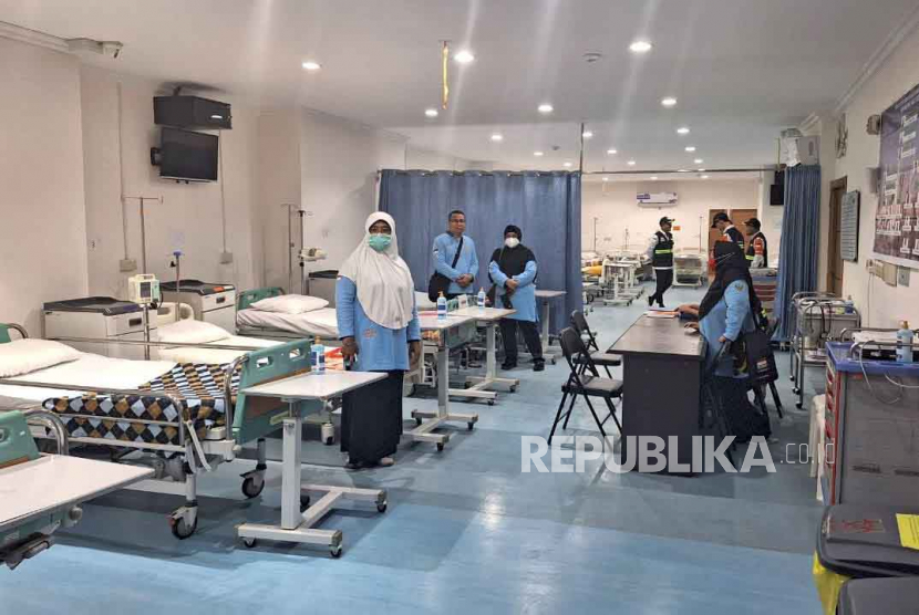 Klinik Kesehatan Haji Indonesia (KKHI) Madinah yang berlokasi di Kawasan Al Arid, Madinah atau berjarak 5 kilometer dari Masjid Nabawi  memiliki fasilitas lengkap dan ramah lansia. Kemenkes Siapkan 107 Ton Obat untuk Layanan Kesehatan Haji Tahun Ini