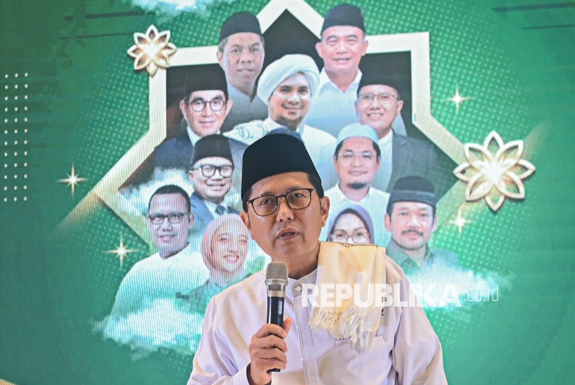 Wakil Ketua MUI, KH Cholil Nafis menyampaikan tausiyah dalam acara Dzikir Nasional Republika di Masjid At-Thohir di Cimanggis, Depok, Kamis (31/12/2025). Kegiatan Dzikir Nasional Republika kali ini mengangkat tema Demi Masa, Semoga Kita Bukan Termasuk Orang yang Merugi.
