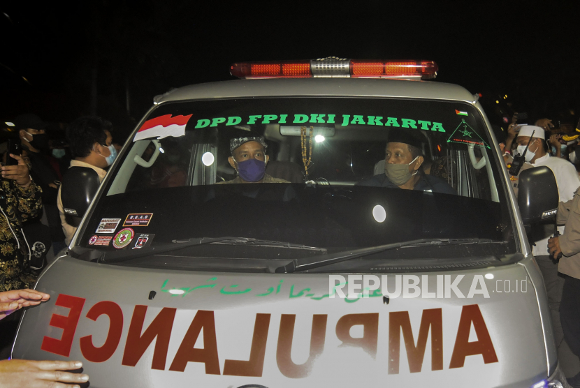 Mobil ambulans yang membawa jenazah laskar FPI saat akan meninggalkan RS Polri Kramat Jati di Jakarta, Selasa (8/12). Jenazah laskar FPI yang ditembak di Tol Jakarta-Cikampek itu telah selesai diautopsi dan telah diserahkan kepada pihak keluarga untuk dibawa ke rumah duka. Republika/Putra M. Akbar