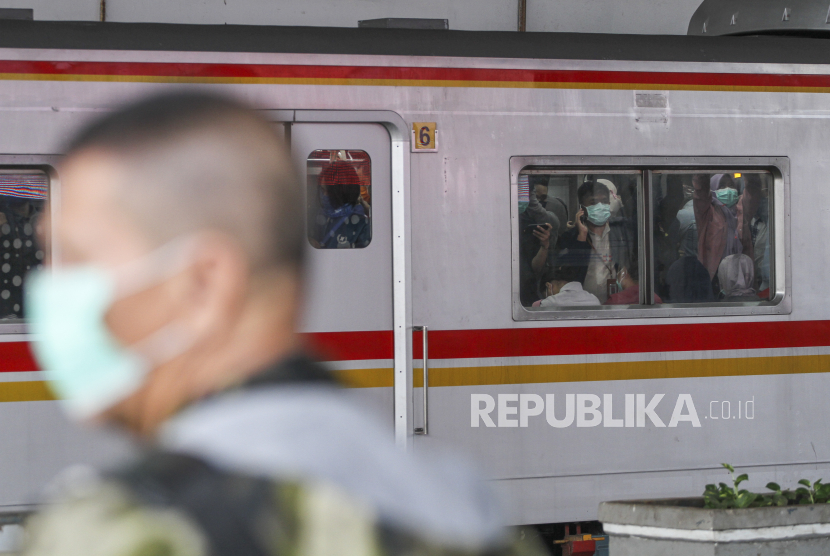 Sejumlah penumpang berdesakan di dalam KRL Commuter Line dari arah Bogor ke Jakarta Kota di Stasiun Depok Baru, Depok, Jawa Barat, (ilustrasi).