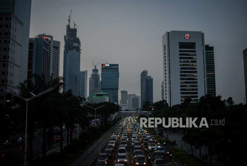 Sejumlah kendaraan terjebak kemacetan di Jalan Sudirman, Jakarta, Selasa (9/6). 