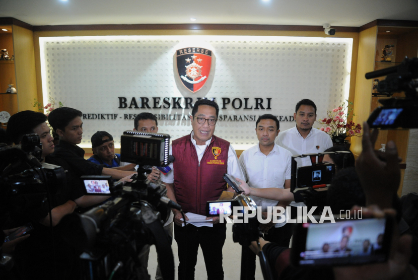 Direktur Tindak Pidana Umum (Dirtipidum) Bareskrim Polri Brigjen Pol. Djuhandhani Rahardjo Puro menyampaikan keterangan pers di Gedung Awaloedin Djamin, Bareskrim Polri, Jakarta, Senin (24/2/2025). Bareskrim Polri resmi menahan Kepala Desa Kohod, Arsin dan tiga tersangka lainnya terkait kasus dugaan pemalsuan sertifikat hak guna bangunan (SHGB) dan sertifikat hak milik (SHM) di wilayah pagar laut, Desa Kohod, Kabupaten Tangerang, Banten.