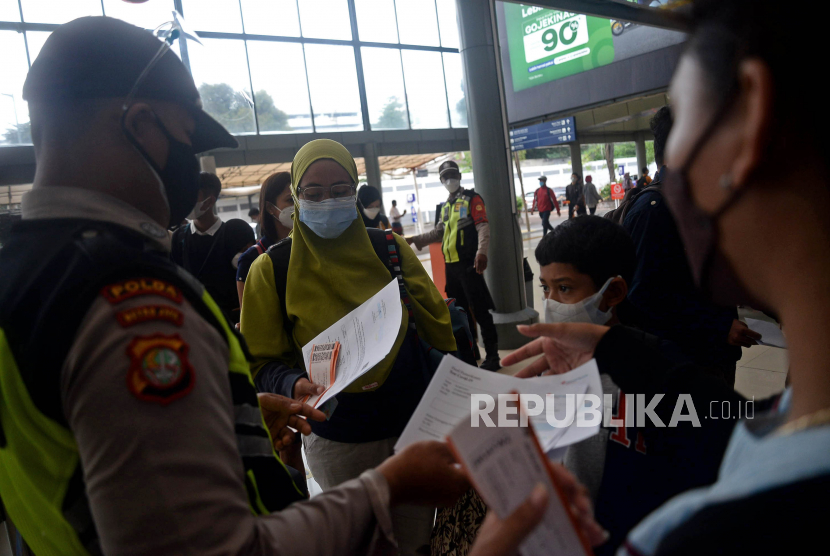 Sejumlah penumpang kereta api mengantri untuk dilakukan pengecekan tiket di Stasiun Senen, Jakarta (ilustrasi)..Prayogi/Republika