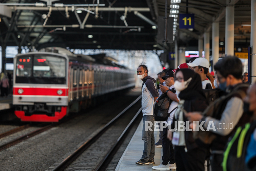 Sejumlah penumpang menunggu kedatangan KRL di Stasiun Manggarai, Jakarta, Senin (29/4/2024). PT Kereta Commuter Indonesia mengusulkan kenaikan tarif KRL Commuterline Jabodetabek yang belum berubah sejak 2016. Rencana kenaikan tarif tersebut sudah dibahas dengan pemerintah dan masih menunggu keputusan dari Kementerian Perhubungan.