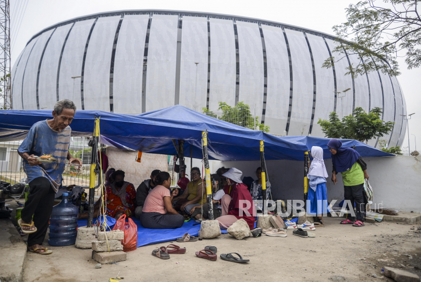 Sejumlah warga Kampung Susun Bayam berada di tenda yang didirikan di depan Gerbang Kampung Susun Bayam, Tanjung Priok, Jakarta Utara. Jakpro mengupayakan untuk melegalkan status tanah Kampung Susun Bayam.