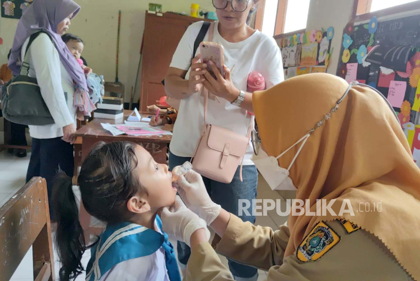 Seorang anak menjalani vaksinasi polio di Desa Tanjungsari, Kecamatan Manisrenggo, Kabupaten Klaten, Jawa Tengah, Senin (15/1/2024). 