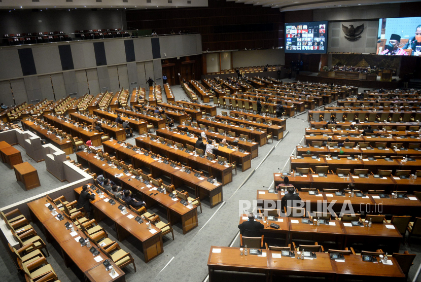 Sejumlah anggota DPR mengikuti Rapat Paripurna DPR di kompleks Parlemen, Jakarta. Anggota DPR yang terkonfirmasi positif Covid-19 bisa menjalani isoman di hotel bintang tiga. (ilustrasi)