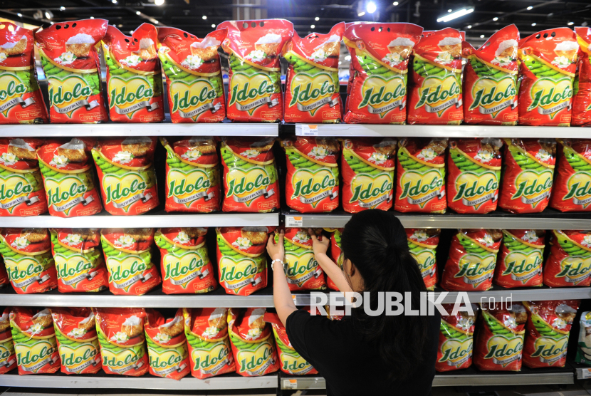 Petugas menata beras fortifikasi di salah satu ritel modern di Jakarta, Selasa (26/8/2025). 