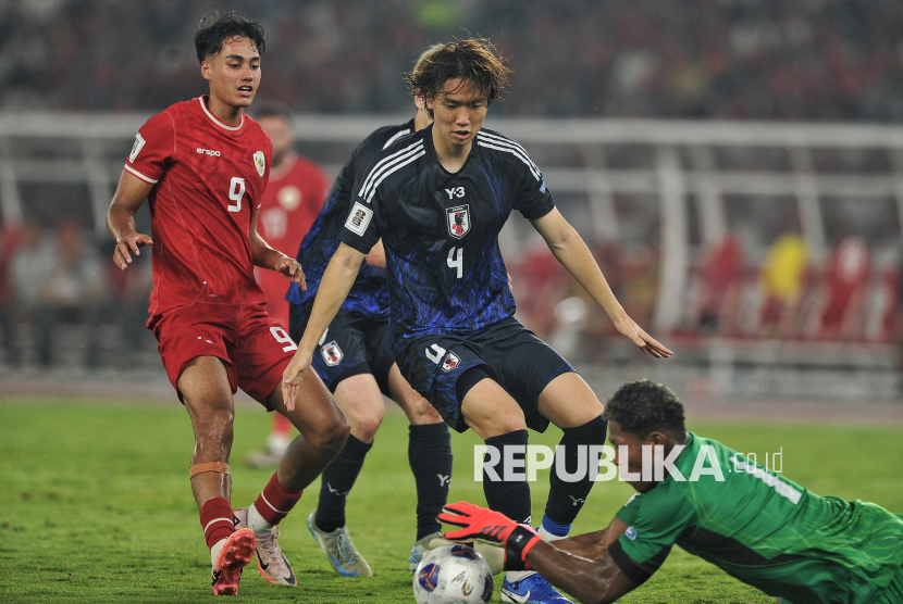 Pemain timnas Indonesia berduel dengan pemain timnas Jepang saat bertanding pada babak ketiga Kualifikasi Piala Dunia 2026 Grup C di Stadion Utama Gelora Bung Karno (SUGBK), Jakarta, Jumat (15/11/2024). Dalam pertandingan tersebut, Indonesia kalah atas Jepang dengan skor 0-4.