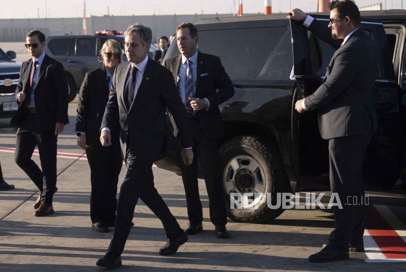 Menteri Luar Negeri AS, Antony Blinken saat tiba di Ben Gurion Airport, Tel Aviv, Israel, Jumat (1/12/2023).