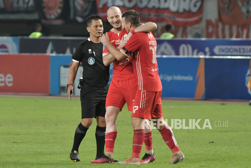 Pesepak  bola Persija Jakarta Michael Krmencik  (tengah)