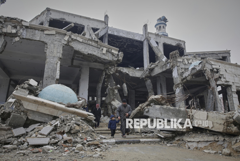 Warga Palestina berjalan seusai melaksanakan Sholat Jumat pertama bulan suci Ramadan di Masjid Imam Shafii, yang rusak akibat serangan tentara Israel, di lingkungan Zeitoun, Kota Gaza, Jumat (7/3/2025). Warga Palestina di Gaza menggelar sholat jumat diantara reruntuhan masjid Imam Shafii pasca gencatan senjata dengan Israel. Meski penuh keterbatasan, warga tetap khusyuk menjalani ibadah sholat jumat pertama di bulan Ramadhan.