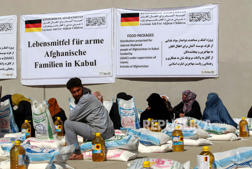 Pengungsi internal menerima bantuan makanan yang didistribusikan oleh organisasi bantuan Jerman di Kabul, Afghanistan, 27 Oktober 2021. Menurut PBB aset Afghanistan dibutuhkan untuk mencegah krisis kemanusiaan memburuk. 