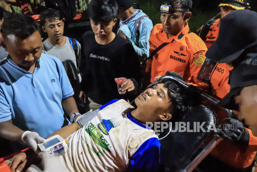 Petugas kesehatan memeriksa kondisi korban tanah longsor di lokasi tambang emas ilegal di Kabupaten Solok, Sumatra Barat, Sabtu (28/9/2024).