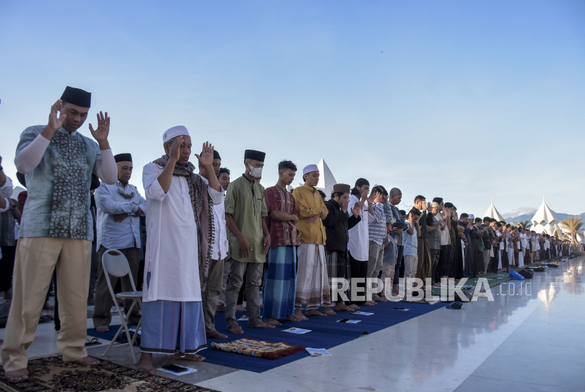 Umat muslim melaksanakan Sholat Idul Adha (ilustrasi).  Idul Adha di Indonesia akan berlangsung Senin 17 Juni 2024 