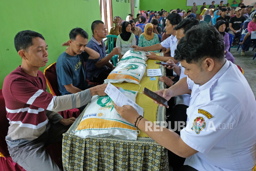 Petugas melakukan validasi data warga penerima bantuan saat penyaluran bantuan Cadangan Pangan Pemerintah (CPP) tahap lima tahun 2024 di Kemloko, Kranggan, Temanggung, Jawa Tengah, Rabu (5/6/2024). 