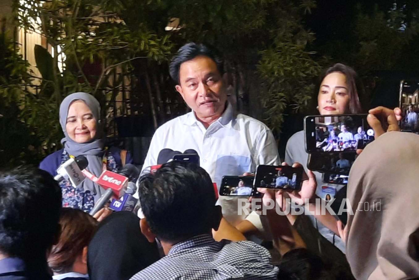 Ketua Tim Pembela Prabowo-Gibran, Yusril Ihza Mahendra ketika hendak menemui Prabowo Subianto di kediaman pribadinya, Jalan Kertanegara, Jakarta Selatan, Selasa (23/4/2024) malam. 