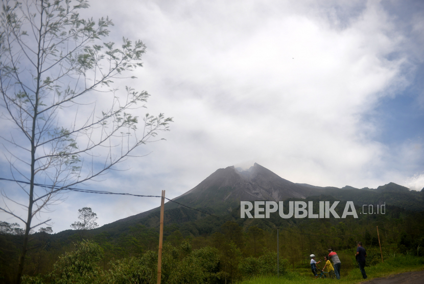 Visual Gunung Merapi terlihat jelas dari Klangon, Sleman, Yogyakarta.
