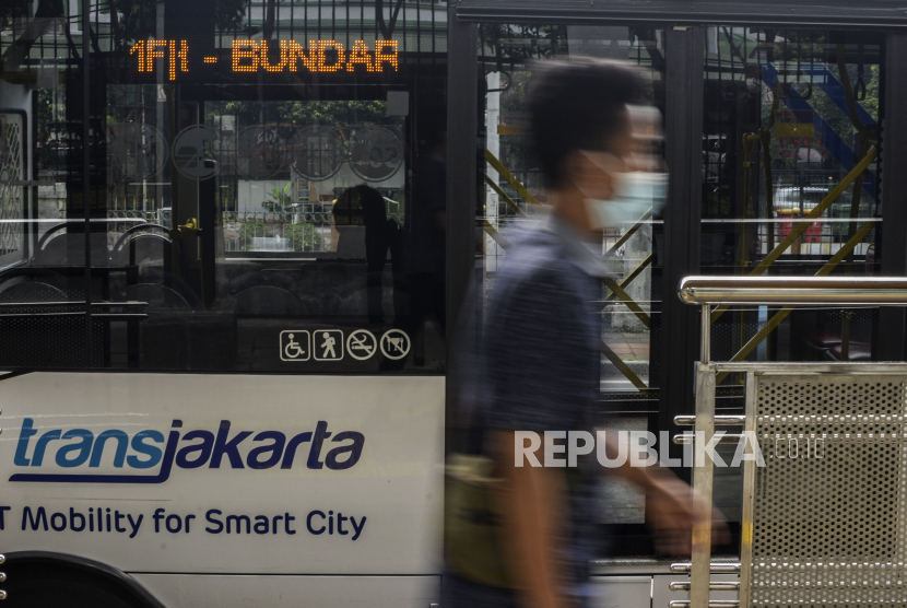 Calon penumpang berjalan di dekat bus TransJakarta. Dewan Transportasi Kota Jakarta (DTKJ) mencatat jumlah kecelakaan yang melibatkan penumpang oleh bus TransJakarta mencapai 508 kejadian sepanjang 2021.