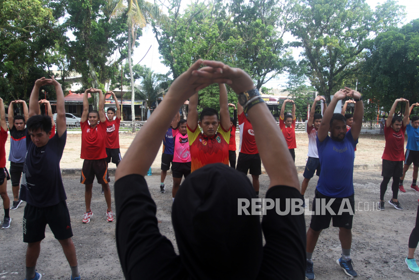 Sejumlah atlet Sumbar melakukan pemanasan saat latihan gabungan di GOR Haji Agus Salim Padang (ilustrasi)