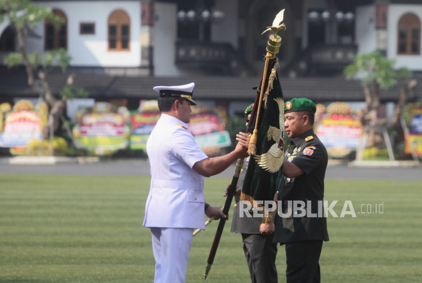 Panglima TNI Laksamana Yudo Margono (kiri) menyerahkan bendera panji TNI AD kepada KSAD Jenderal Agus Subiyanto saat serah terima jabatan di Mabesad, Jakarta, Jumat (27/10/2023). 