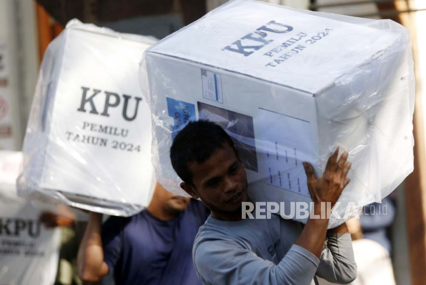 Kotak suara Pemilu 2024 didistribusikan di Banda Aceh, Indonesia, Selasa (13/2/2024).  