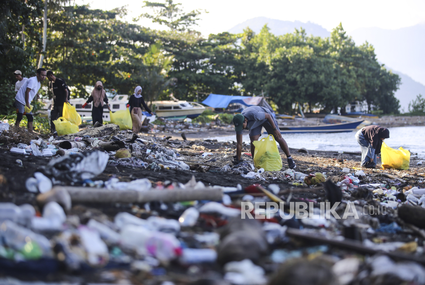 Sejumlah Komunitas Anak Muda Sadar Sampah (Ankam) memungut sampah di Pesisir Pantai Gambesi, Ternate, Maluku Utara, Ahad (28/7/2024). 